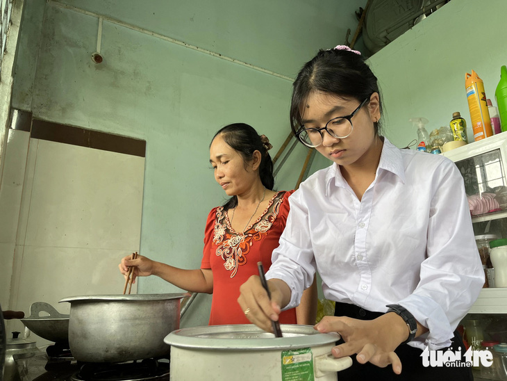Muốn kiếm tiền từ tấm bằng đại học lo cho chị hai bệnh bại não Muốn kiếm tiền từ tấm bằng đại học lo cho chị hai bệnh bại não