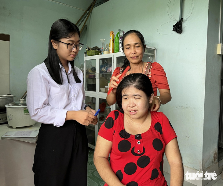 Muốn kiếm tiền từ tấm bằng đại học lo cho chị hai bệnh bại não Muốn kiếm tiền từ tấm bằng đại học lo cho chị hai bệnh bại não