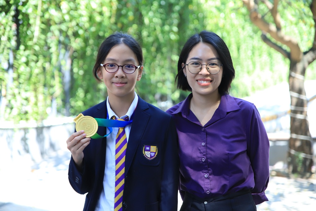 Nữ sinh lớp 7 giành huy chương vàng Olympic toán và khoa học quốc tế 2024 Nữ sinh lớp 7 giành huy chương vàng Olympic toán và khoa học quốc tế 2024