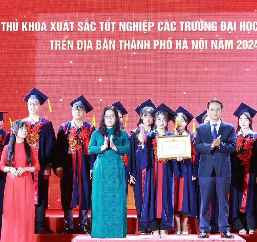 Nữ sinh người Nùng vượt khó trở thành thủ khoa đầu ra - Vietnam.vn Nữ sinh người Nùng vượt khó trở thành thủ khoa đầu ra