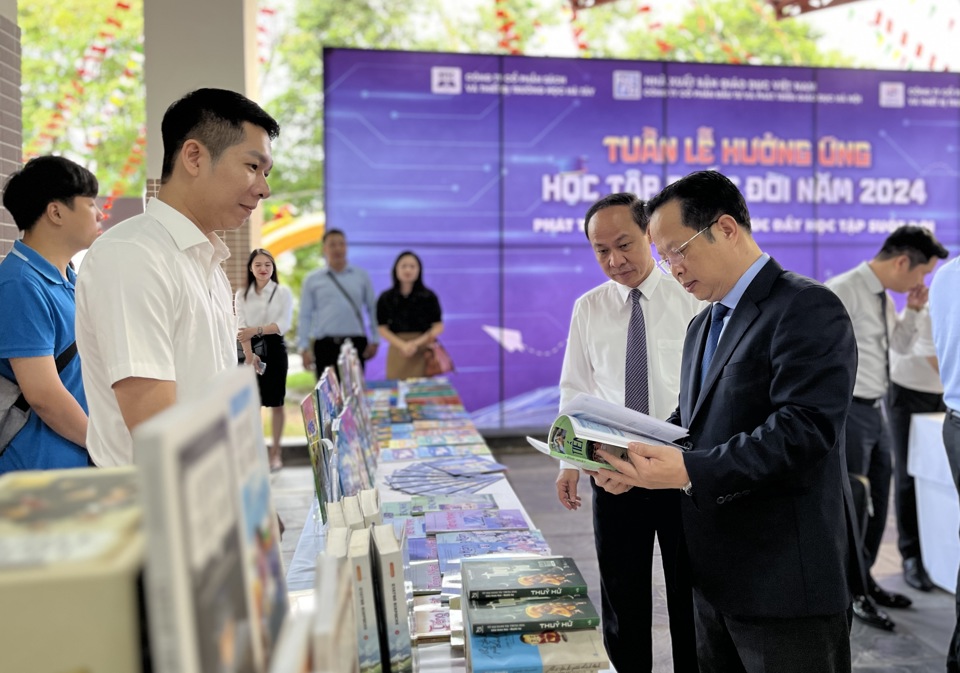 Giám đốc Sở GD&ĐT Hà Nội Trần Thế Cương tham quan khu vực triển lãm sách.