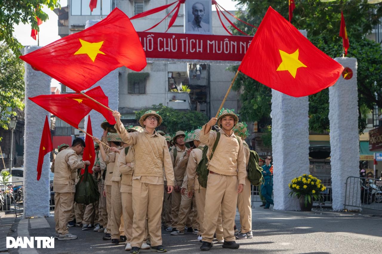 Tái hiện khoảnh khắc hào hùng ngày tiếp quản Thủ đô tại phố cổ Hà Nội Tái hiện khoảnh khắc hào hùng ngày tiếp quản Thủ đô tại phố cổ Hà Nội