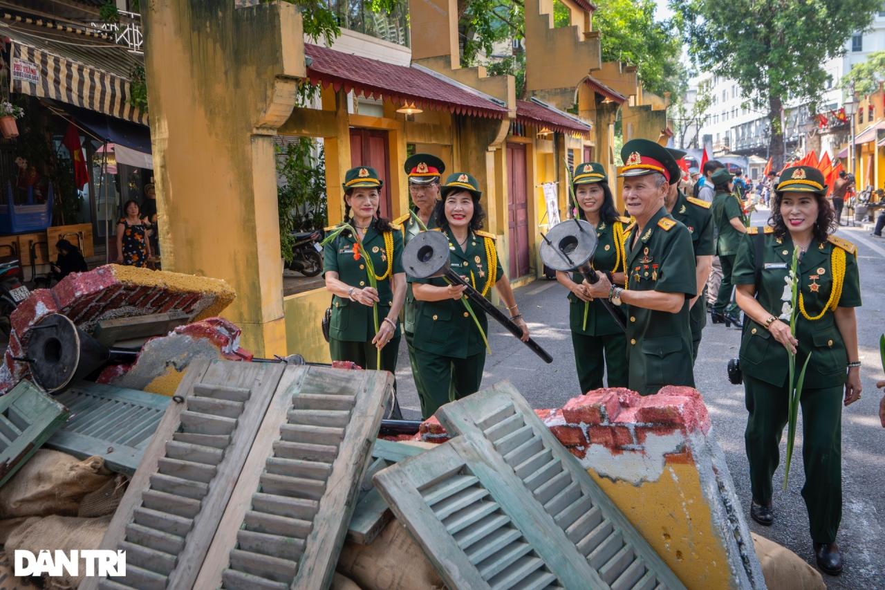 Tái hiện khoảnh khắc hào hùng ngày tiếp quản Thủ đô tại phố cổ Hà Nội Tái hiện khoảnh khắc hào hùng ngày tiếp quản Thủ đô tại phố cổ Hà Nội