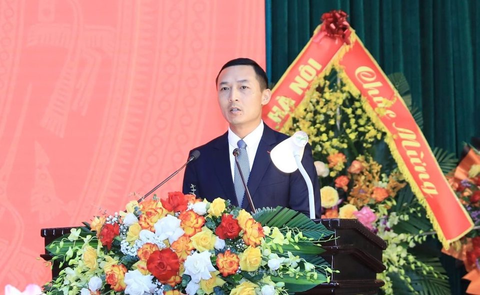 Bí thư Đảng ủy Khối các cơ quan TP Hà Nội Doãn Trung Tuấn trình bày diễn văn kỷ niệm.