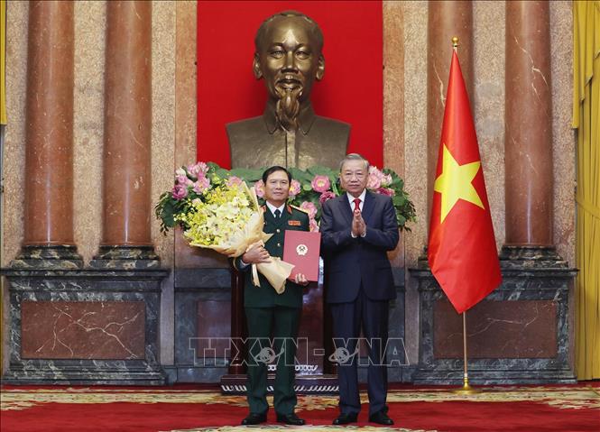 Tổng Bí thư, Chủ tịch nước trao quyết định thăng quân hàm Đại tướng, Thượng tướng cho lãnh đạo Công an và Quân đội Tổng Bí thư, Chủ tịch nước trao quyết định thăng quân hàm Đại tướng, Thượng tướng cho lãnh đạo Công an và Quân đội