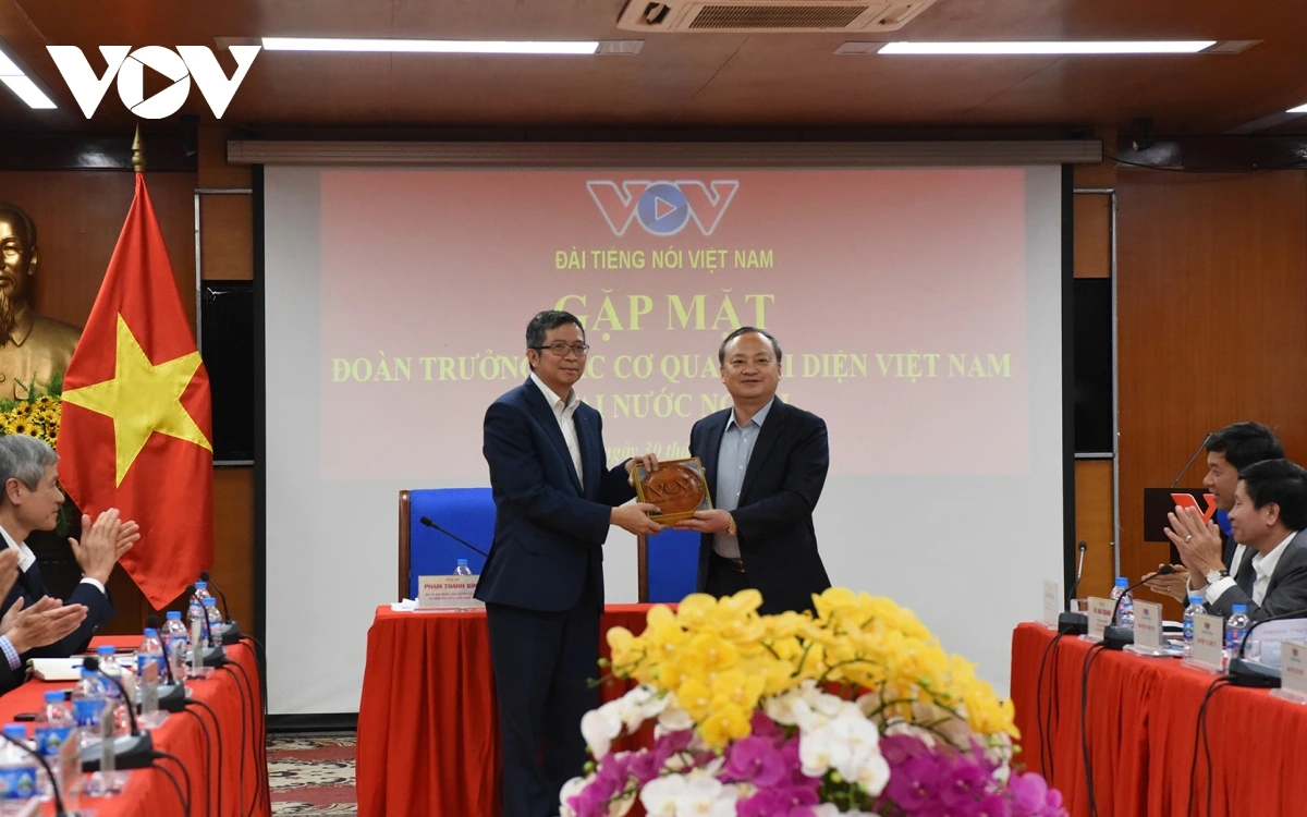 Tổng Giám đốc VOV Đỗ Tiến Sỹ tiếp Đoàn Trưởng cơ quan đại diện Việt Nam ở nước ngoài Tổng Giám đốc VOV Đỗ Tiến Sỹ tiếp Đoàn Trưởng cơ quan đại diện Việt Nam ở nước ngoài