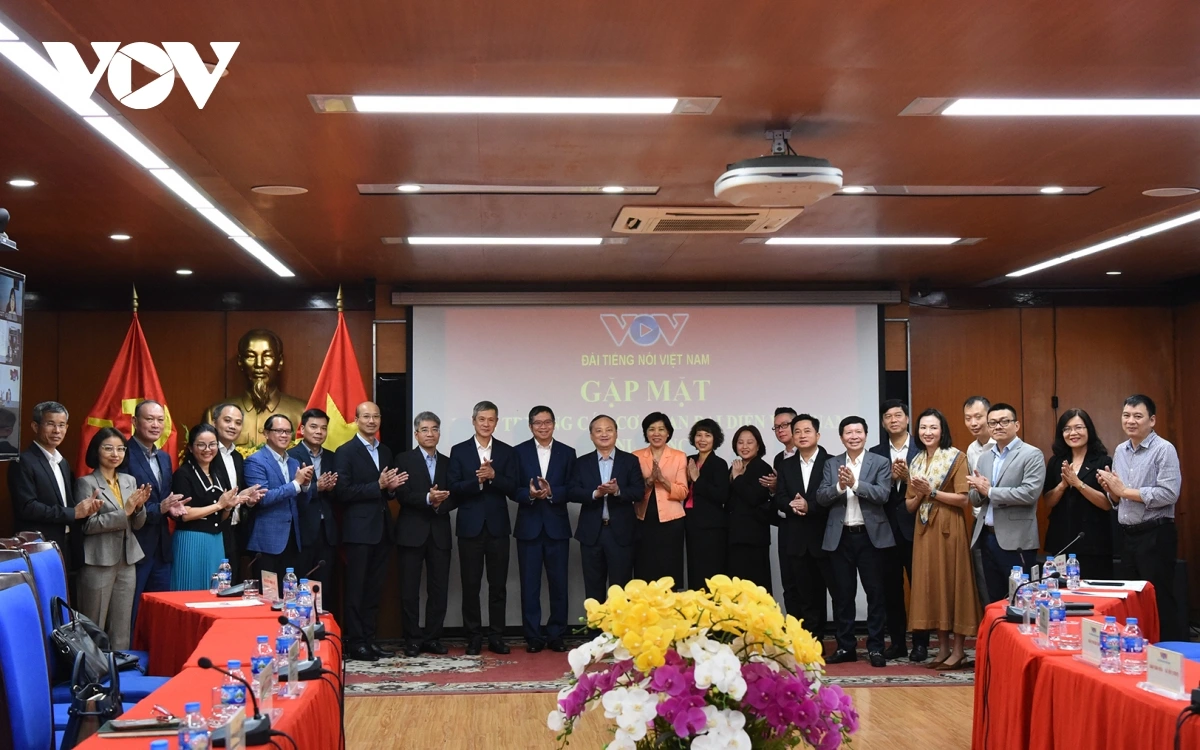 Tổng Giám đốc VOV Đỗ Tiến Sỹ tiếp Đoàn Trưởng cơ quan đại diện Việt Nam ở nước ngoài Tổng Giám đốc VOV Đỗ Tiến Sỹ tiếp Đoàn Trưởng cơ quan đại diện Việt Nam ở nước ngoài