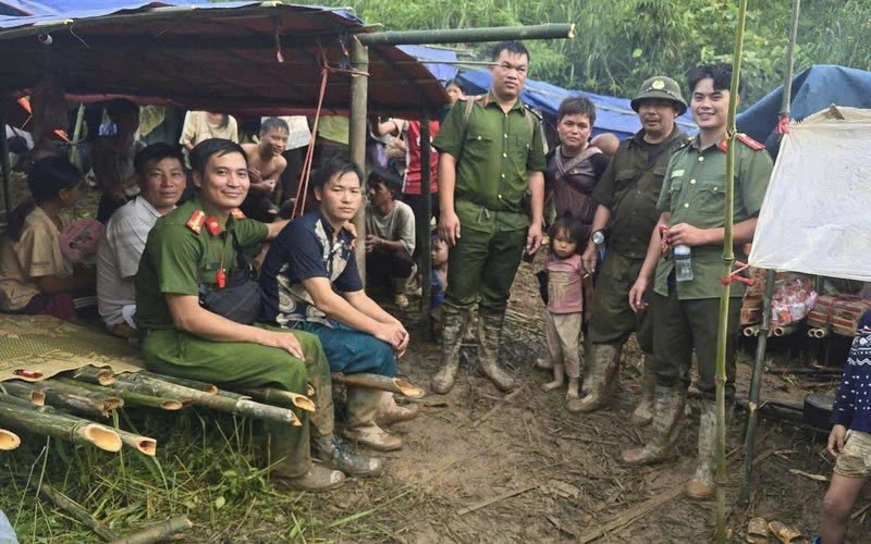 Trưởng thôn người Mông cứu 115 dân thoát lũ nhờ quyết định táo bạo Trưởng thôn người Mông cứu 115 dân thoát lũ nhờ quyết định táo bạo
