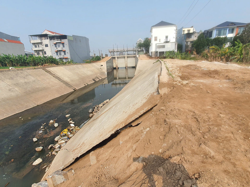 Trạm bơm tiêu Nguyệt Đức thuộc Dự án Quản lý nguồn nước và ngập lụt Vĩnh Phúc bị sạt lở hư hỏng ngay trong thời gian chạy thử nghiệm. Ảnh: Sỹ Hào.