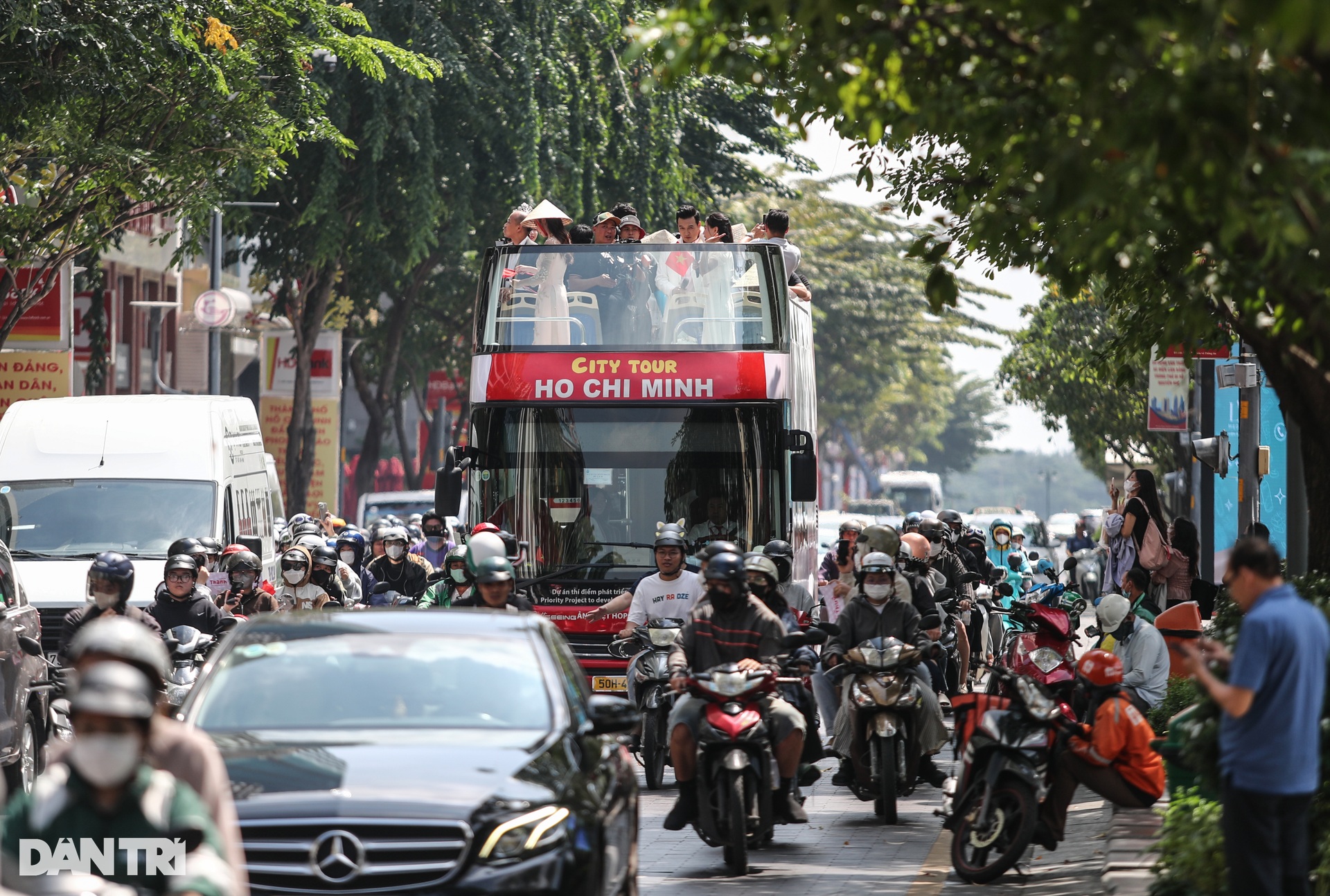 Hoa hậu Thanh Thủy đi xe buýt 2 tầng, người hâm mộ chạy xe máy theo reo hò - 9 Hoa hậu Thanh Thủy đi xe buýt 2 tầng, người hâm mộ chạy xe máy theo reo hò - 9