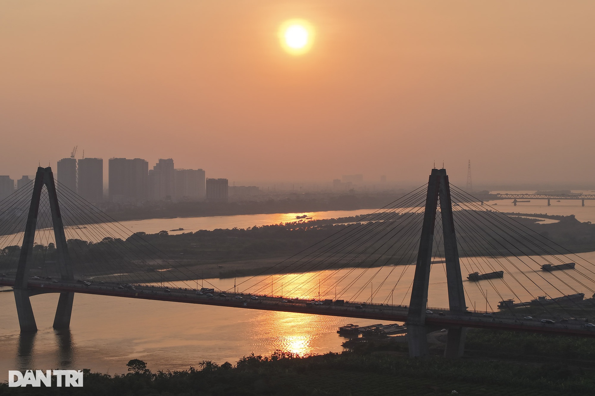 Ngắm hoàng hôn cuối thu rực rỡ trên 2 cây cầu nổi tiếng nhất Hà Nội - 13 Ngắm hoàng hôn cuối thu rực rỡ trên 2 cây cầu nổi tiếng nhất Hà Nội - 13