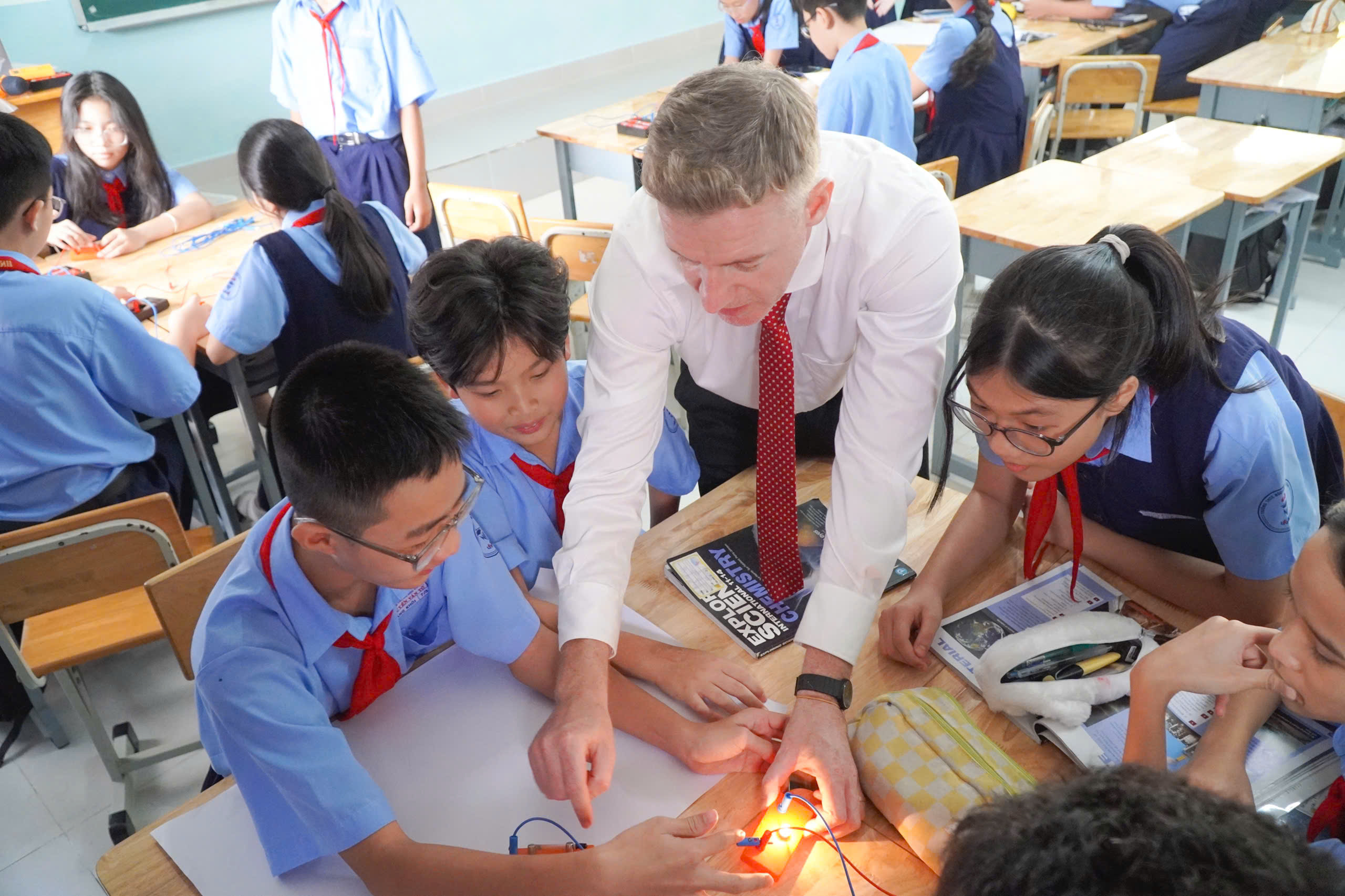 Chương trình tiếng Anh tích hợp: 10 năm, trên 30.000 học sinh tham gia- Ảnh 1. Chương trình tiếng Anh tích hợp: 10 năm, trên 30.000 học sinh tham gia- Ảnh 1.