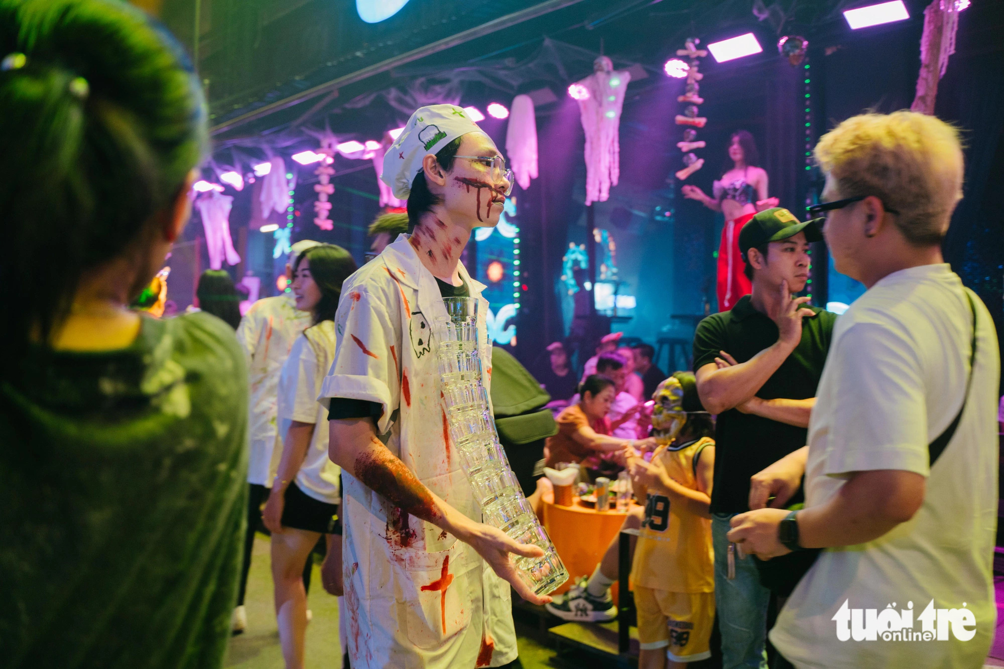 Người Việt 'chơi' Halloween còn nhiệt hơn người Tây - Ảnh 11. Người Việt chơi Halloween 'nhiệt' hơn cả Tây - Ảnh 8.