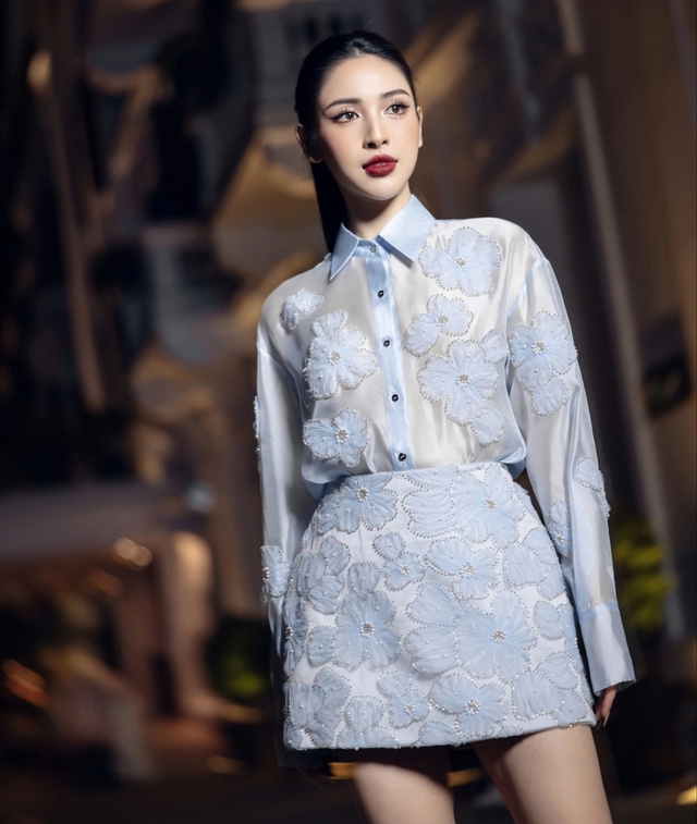 Chị em sành điệu, thanh lịch với các kiểu váy áo cao cổ mùa thu đông- Ảnh 7. Chị em sành điệu, thanh lịch với các kiểu váy áo cao cổ mùa thu đông- Ảnh 7.