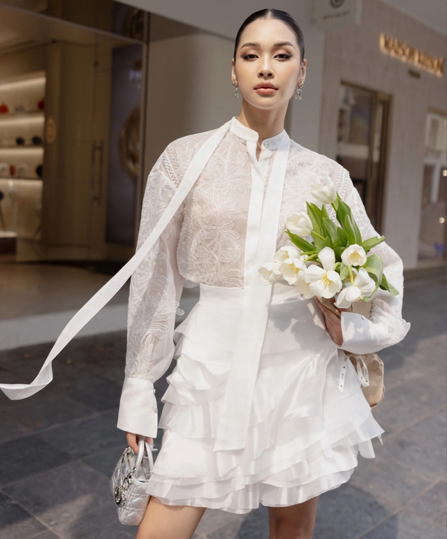 Chị em sành điệu, thanh lịch với các kiểu váy áo cao cổ mùa thu đông- Ảnh 8. Chị em sành điệu, thanh lịch với các kiểu váy áo cao cổ mùa thu đông- Ảnh 8.