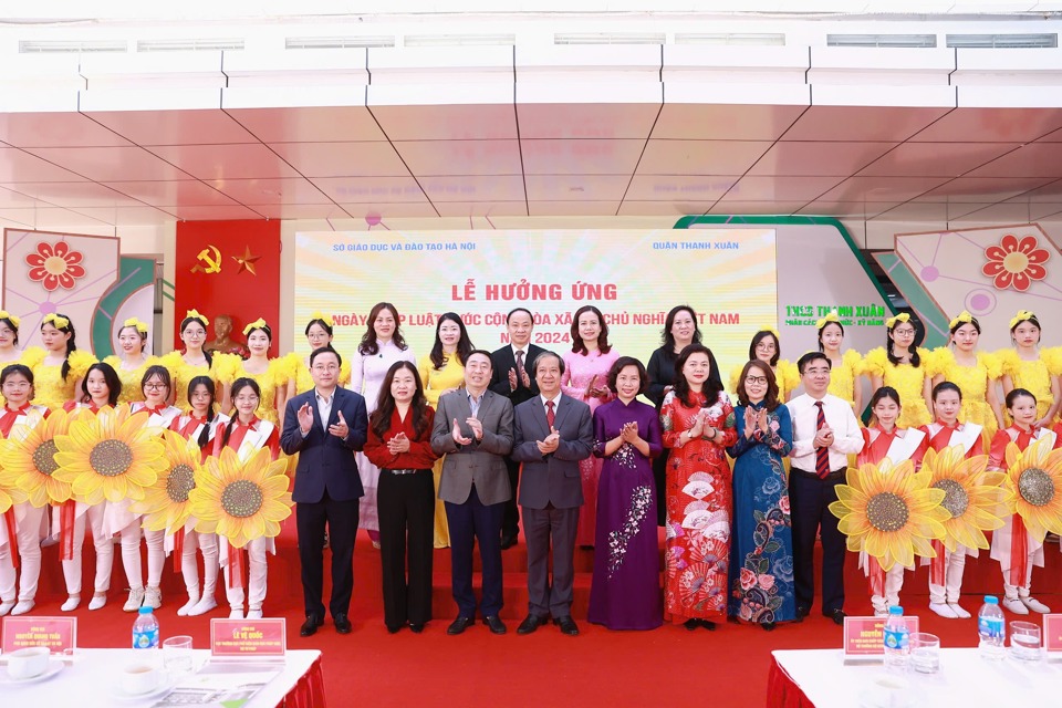 Bộ trưởng Bộ GD&ĐT Nguyễn Kim Sơn chụp ảnh cùng lãnh đạo các sở ngành, quận Thanh Xuân và thầy trò Trường THCS Thanh Xuân