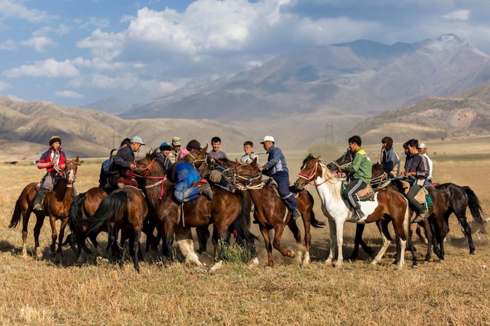 Người dân Kazakhstan gìn giữ văn hóa du mục qua cưỡi ngựa và săn đại bàng, biểu tượng của sự dũng mãnh.