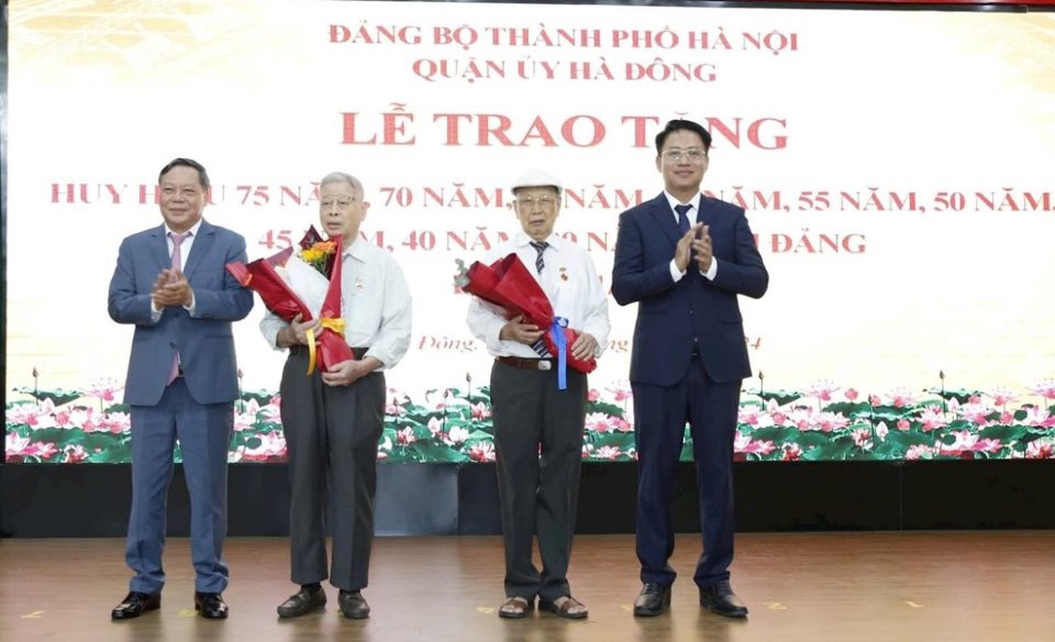 Phó Bí thư Thành ủy Hà Nội Nguyễn Văn Phong trao Huy hiệu Đảng tặng đảng viên lão thành thuộc Đảng bộ quận Hà Đông.