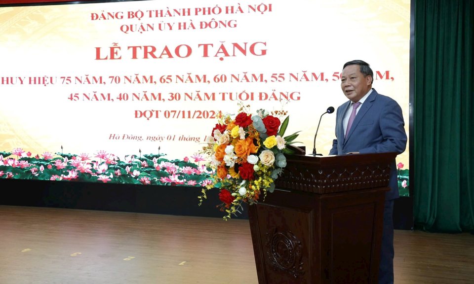 Phó Bí thư Thành ủy Nguyễn Văn Phong phát biểu tại buổi lễ.