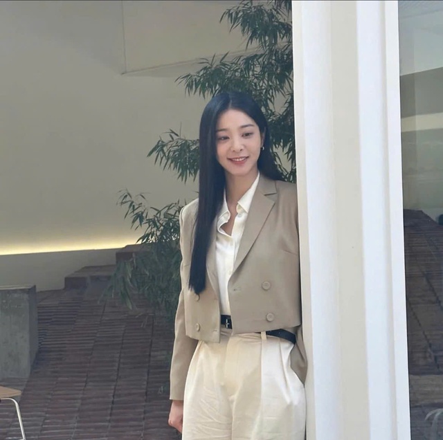 Đẹp mê như 'nữ phụ quốc dân' Seol In Ah với tông trắng đen đơn giản- Ảnh 6. Đẹp mê như 'nữ phụ quốc dân' Seol In Ah với tông trắng đen đơn giản- Ảnh 6.