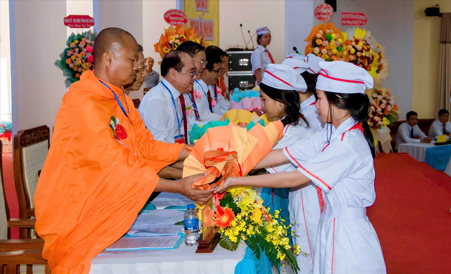 Các em thiếu nhi tặng hoa chúc mừng Đoàn chủ tịch Các em thiếu nhi tặng hoa chúc mừng Đoàn chủ tịch