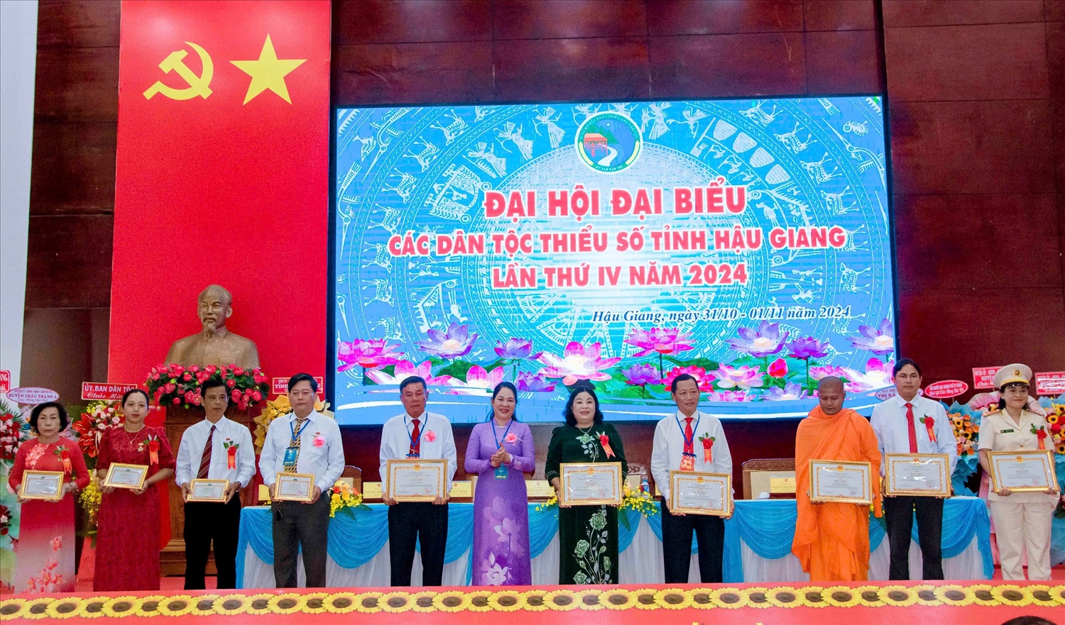 Thứ trưởng, phó chủ nhiệm Nông Thị Hà trao Bằng khen của Bộ trưởng UBDT cho 1 tập thể và 5 cá nhân và trao kỷ niệm chương Thứ trưởng, phó chủ nhiệm Nông Thị Hà trao Bằng khen của Bộ trưởng UBDT cho 1 tập thể và 5 cá nhân và trao kỷ niệm chương