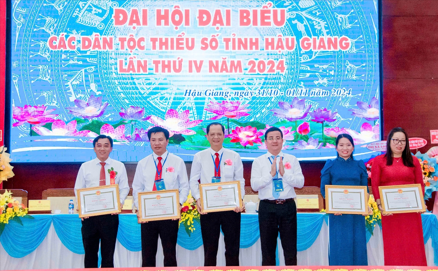 Phó Bí thư Thường trực Tỉnh ủy, Chủ tịch HĐND tỉnh Hậu Giang Trần Văn Huyến trao Bằng khen của chủ tịch UBND tỉnh Hậu Giang cho các tập thể đã có thành tích xuất sắc trong phát triển Kinh tế - Xã hội vùng DTTS trên địa bàn tỉnh Hậu Giang, Giai đoạn 2019 - 2024. Phó Bí thư Thường trực Tỉnh ủy, Chủ tịch HĐND tỉnh Hậu Giang Trần Văn Huyến trao Bằng khen của chủ tịch UBND tỉnh Hậu Giang cho các tập thể đã có thành tích xuất sắc trong phát triển Kinh tế - Xã hội vùng DTTS trên địa bàn tỉnh Hậu Giang, Giai đoạn 2019 - 2024.
