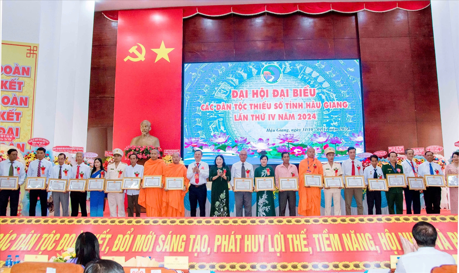 Các cá nhân được trao thặng Bằng khen của Chủ tịch UBND tỉnh Hậu Giang Các cá nhân được trao thặng Bằng khen của Chủ tịch UBND tỉnh Hậu Giang