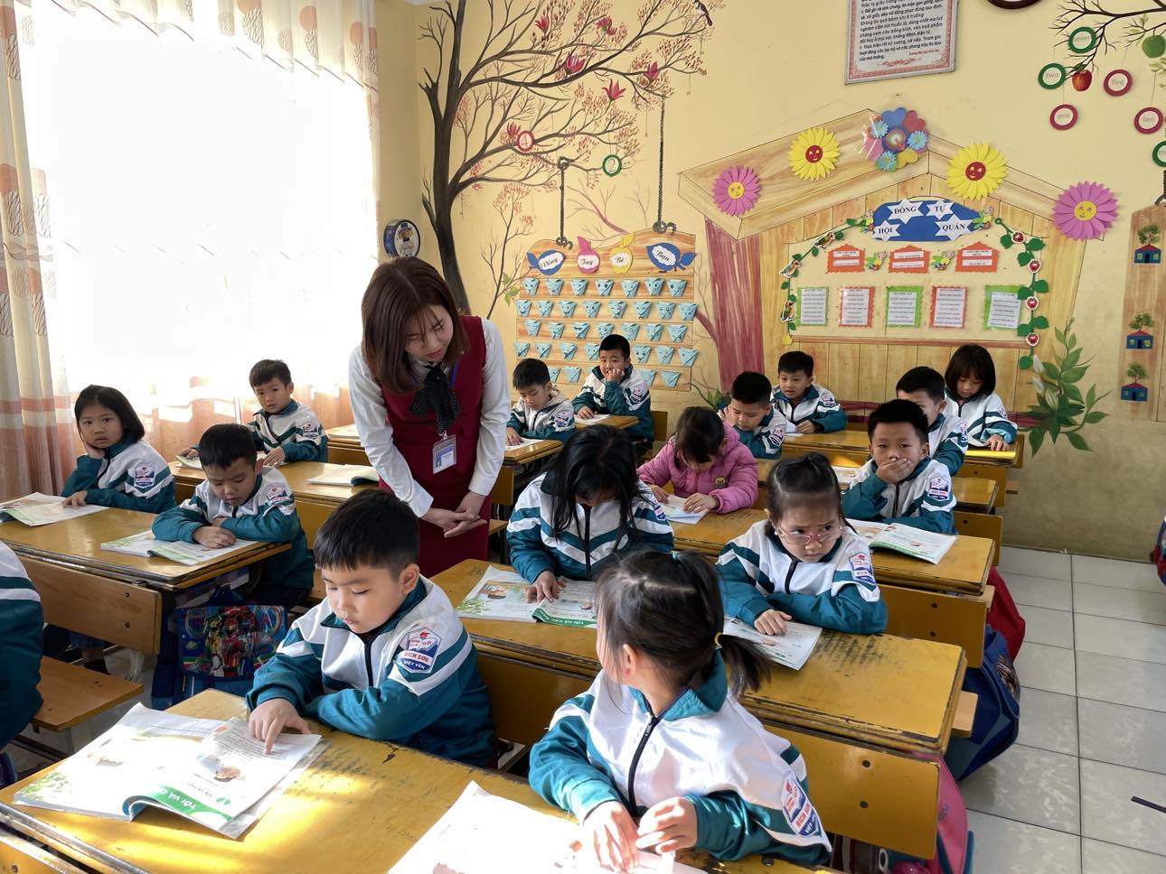 Nhiều quy định mới về tiêu chuẩn, điều kiện xét thăng hạng với giáo viên- Ảnh 1. Nhiều quy định mới về tiêu chuẩn, điều kiện xét thăng hạng với giáo viên- Ảnh 1.