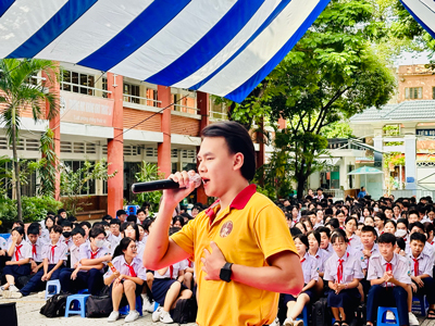 Ca sĩ Quang Đại biểu diễn tại Trường THCS Hoàng Văn Thụ, quận 10 Ca sĩ Quang Đại biểu diễn tại Trường THCS Hoàng Văn Thụ, quận 10