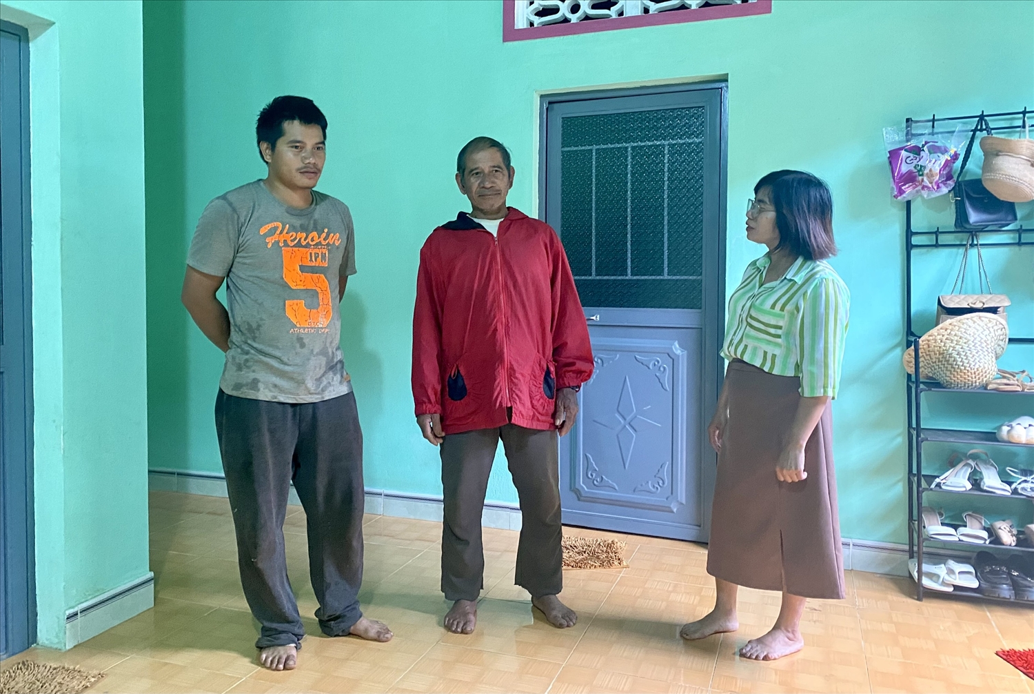 Ông A Minh (đứng giữa), thôn Măng Lở, xã Đăk Rơ Ông phấn khởi khi được hỗ trợ xây dựng nhà từ nguồn vốn Chương trình MTQG 1719 Ông A H'Bâu (đứng giữa), thôn Măng Lở, xã Đăk Rơ Ông phấn khởi khi được hỗ trợ xây dựng nhà từ nguồn vốn Chương trình MTQG 1719