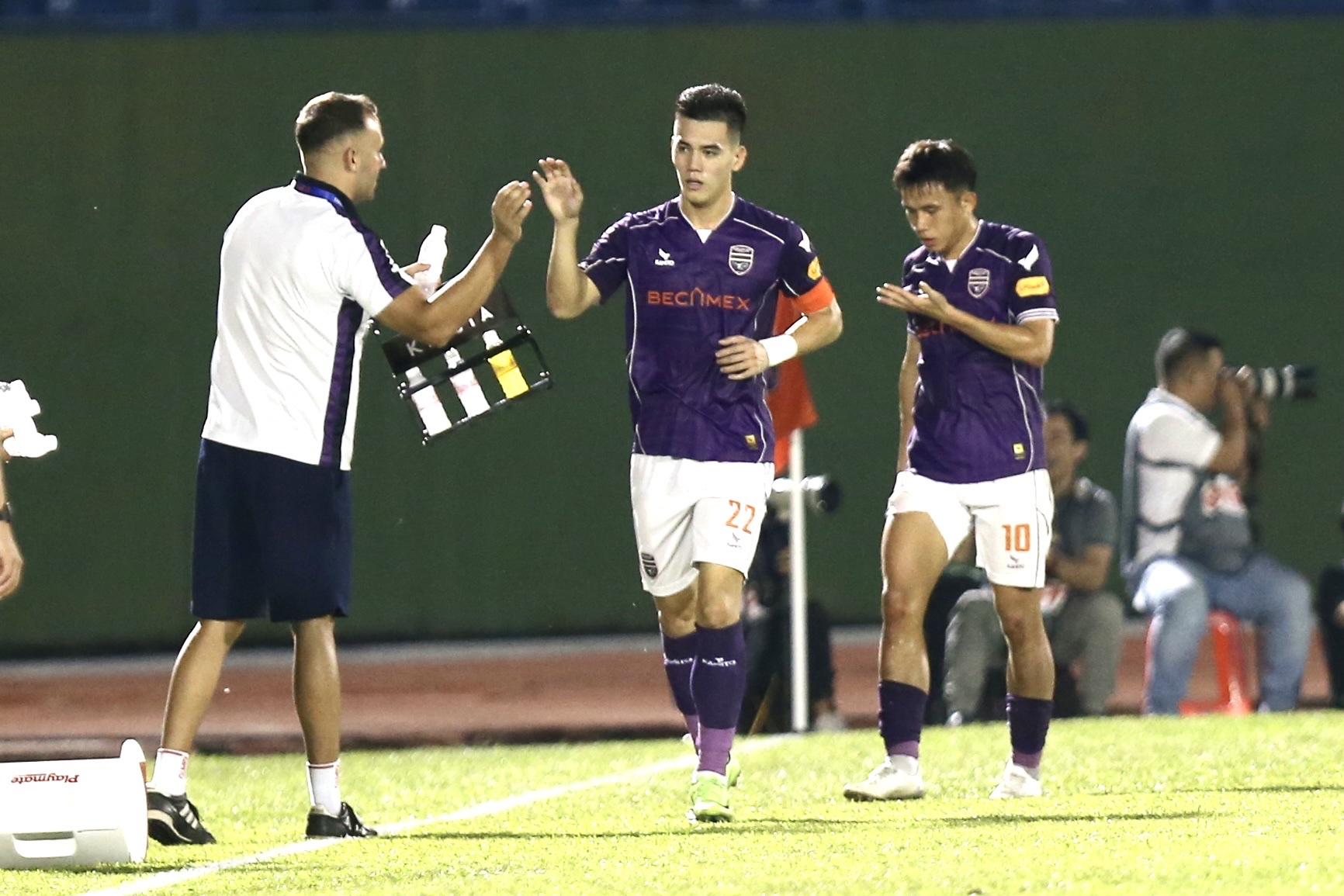 Tiến Linh, Minh Khoa, Việt Cường tỏa sáng rực rỡ: CLB Bình Dương 'hủy diệt' HAGL 4-1- Ảnh 2. Tiến Linh, Minh Khoa, Việt Cường tỏa sáng rực rỡ: CLB Bình Dương 'hủy diệt' HAGL 4-1- Ảnh 2.