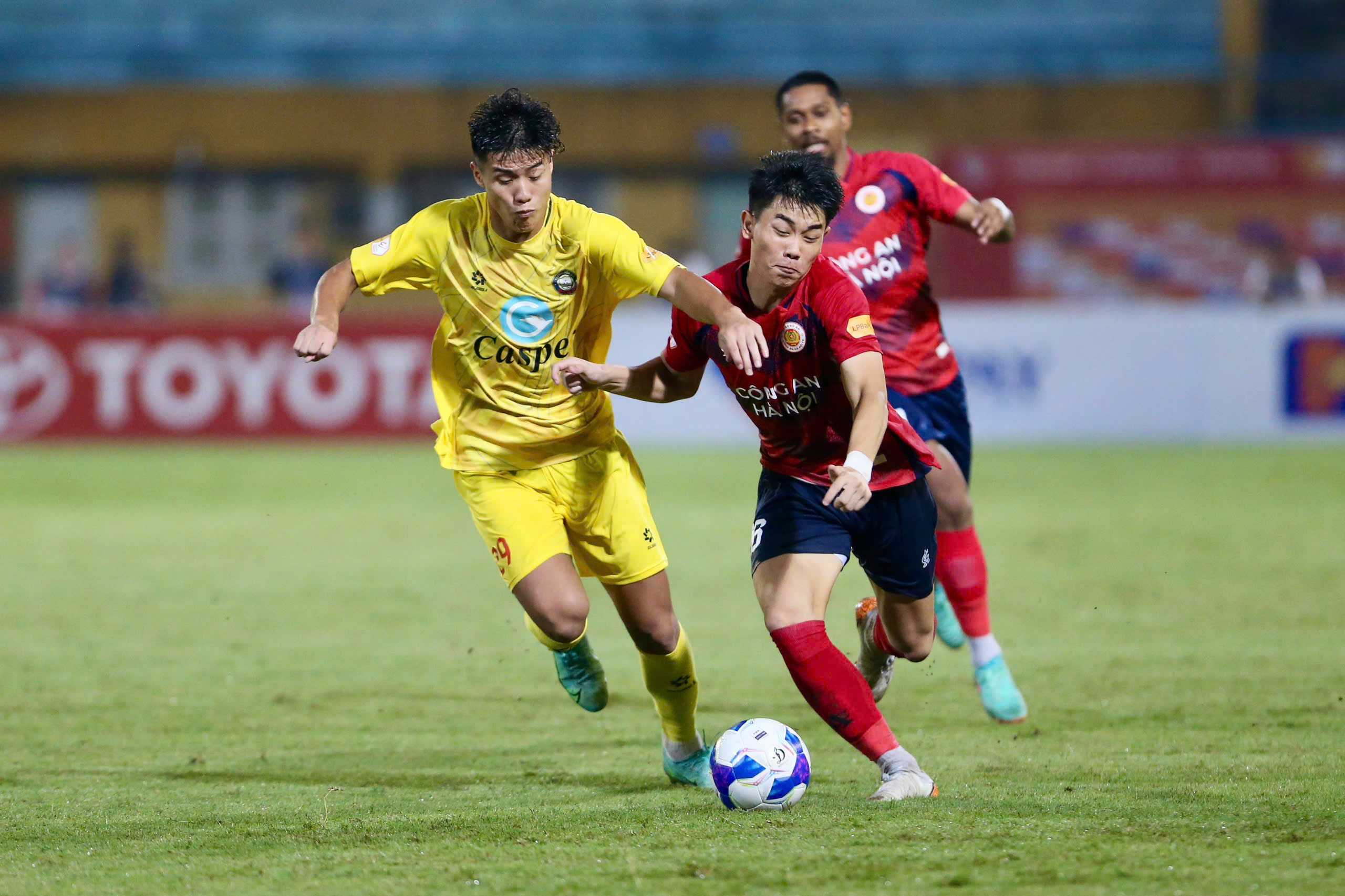 V-League: Căng thẳng nghẹt thở cuộc đua đỉnh bảng, đáy bảng cũng có kém nóng đâu!- Ảnh 3. V-League: Căng thẳng nghẹt thở cuộc đua đỉnh bảng, đáy bảng cũng có kém nóng đâu!- Ảnh 3.