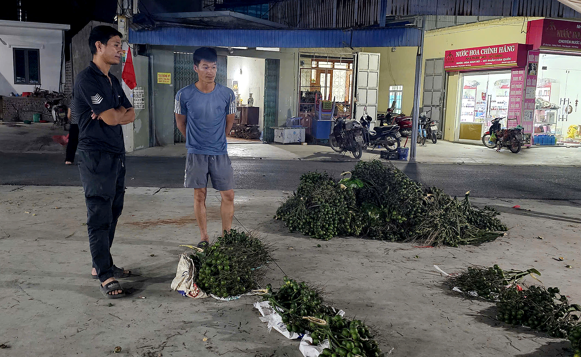 Độc đáo phiên chợ cau, chỉ họp một tiếng trong đêm- Ảnh 2. Độc đáo phiên chợ cau, chỉ họp một tiếng trong đêm- Ảnh 2.