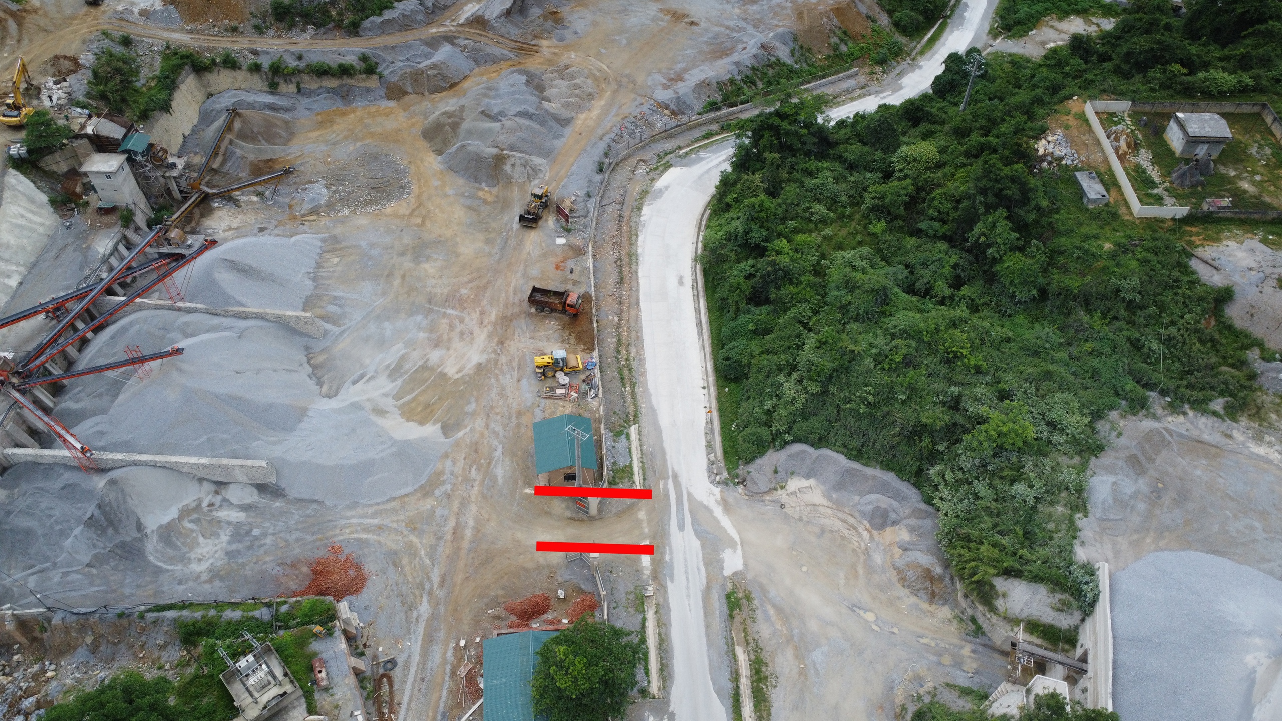 Điện Biên: Mỏ đá nổ mìn, đá khủng bay ra giữa QL279, uy hiếp an toàn giao thông- Ảnh 4. Điện Biên: Mỏ đá nổ mìn, đá khủng bay ra giữa QL279, uy hiếp an toàn giao thông- Ảnh 4.