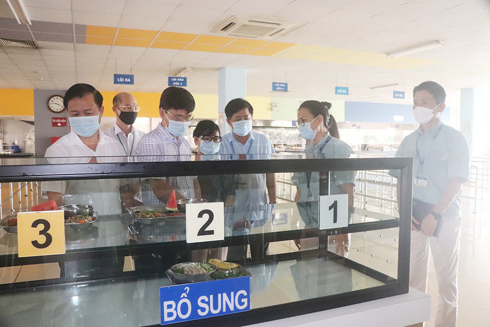 Phó Giám đốc Sở Y tế Hà Nội Vũ Cao Cương cùng Đoàn kiểm tra của Chi cục An toàn vệ sinh thực phẩm (ATVSTP) Hà Nội kiểm tra và truy xuất nguồn gốc thực phẩm cung cấp cho bếp ăn tập thể.