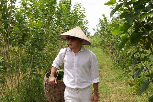 Tặng hoa hậu váy cũ, quảng bá lụa cổ để làm thời trang xanh- Ảnh 9. Tặng hoa hậu váy cũ, quảng bá lụa cổ để làm thời trang xanh- Ảnh 9.