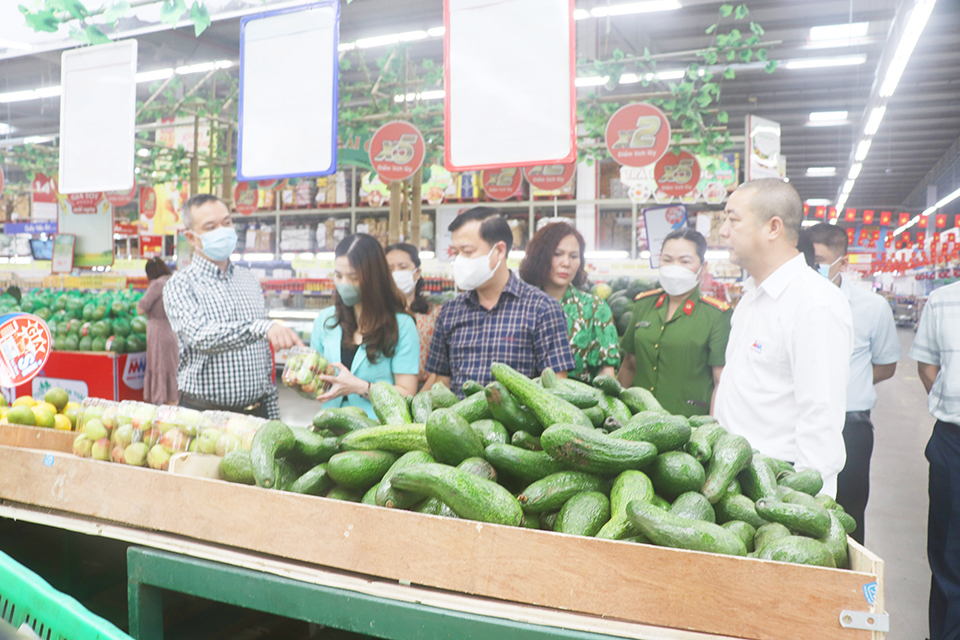 Đoàn kiểm tra liên ngành số 1 về ATVSTP của TP kiểm tra ATTP tại siêu thị Mega Martket Thăng Long (quận Bắc Từ Liêm, Hà Nội).