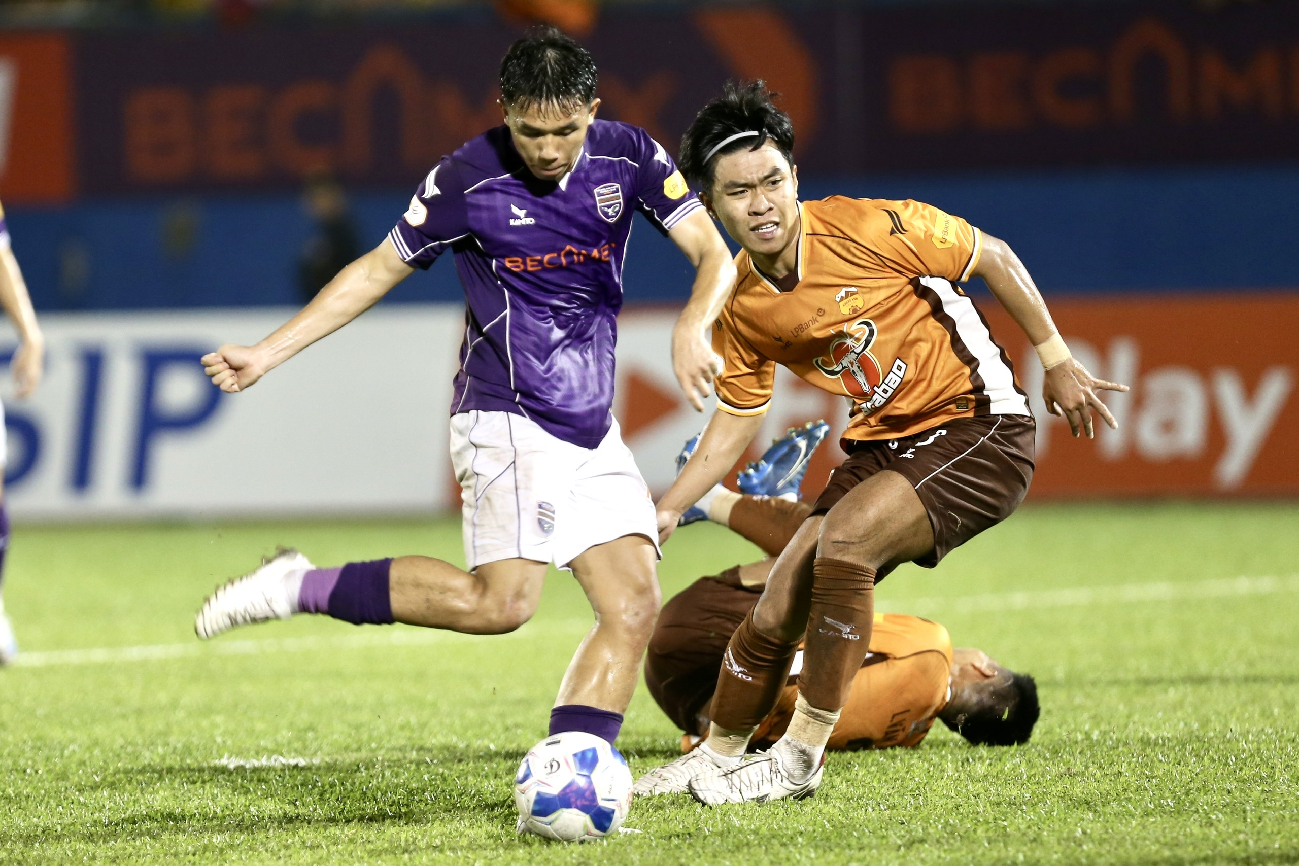 V-League: Tấm áo nào vừa vặn với HAGL?- Ảnh 2. V-League: Tấm áo nào vừa vặn với HAGL?- Ảnh 2.