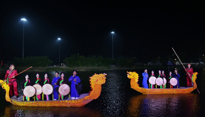 Специальная художественная программа, посвященная 15-летию народных песен Бак Нинь Куан Хо.