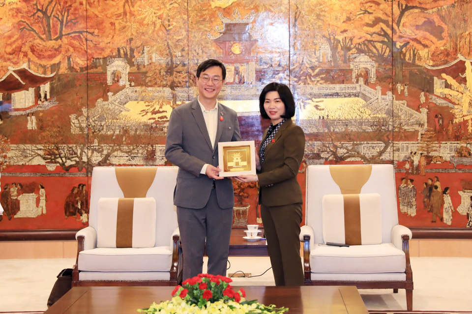 Phó Chủ tịch Thường trực HĐND TP trao quà lưu niệm của TP Hà Nội tới Đoàn công tác của Hàn Quốc
