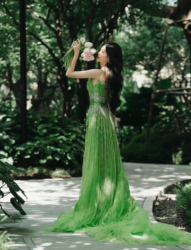 Cùng diện váy hai dây, Bạch Lộc lép vế trước Baifern bởi tông màu- Ảnh 2. Cùng diện váy hai dây, Bạch Lộc lép vế trước Baifern bởi tông màu- Ảnh 2.