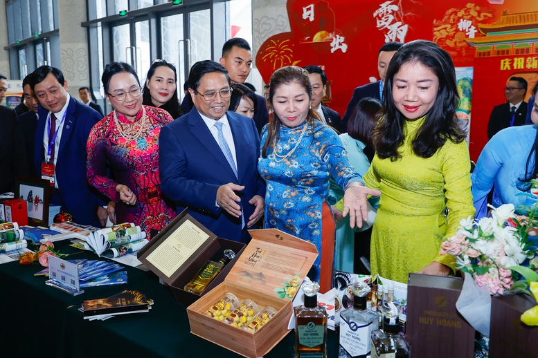 Thủ tướng dự lễ hội văn hoá - du lịch Việt Nam tại Vân Nam, Trung Quốc- Ảnh 4. Thủ tướng dự lễ hội văn hoá - du lịch Việt Nam tại Vân Nam, Trung Quốc- Ảnh 4.