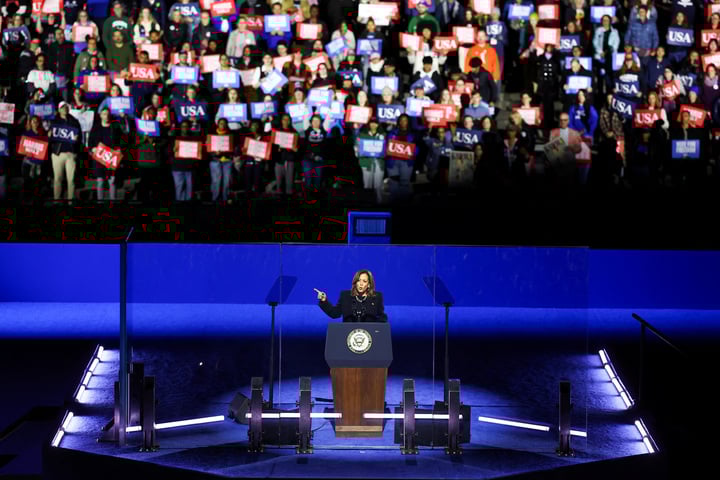 Bà Kamala Harris trong sự kiện vận động tranh cử cuối.