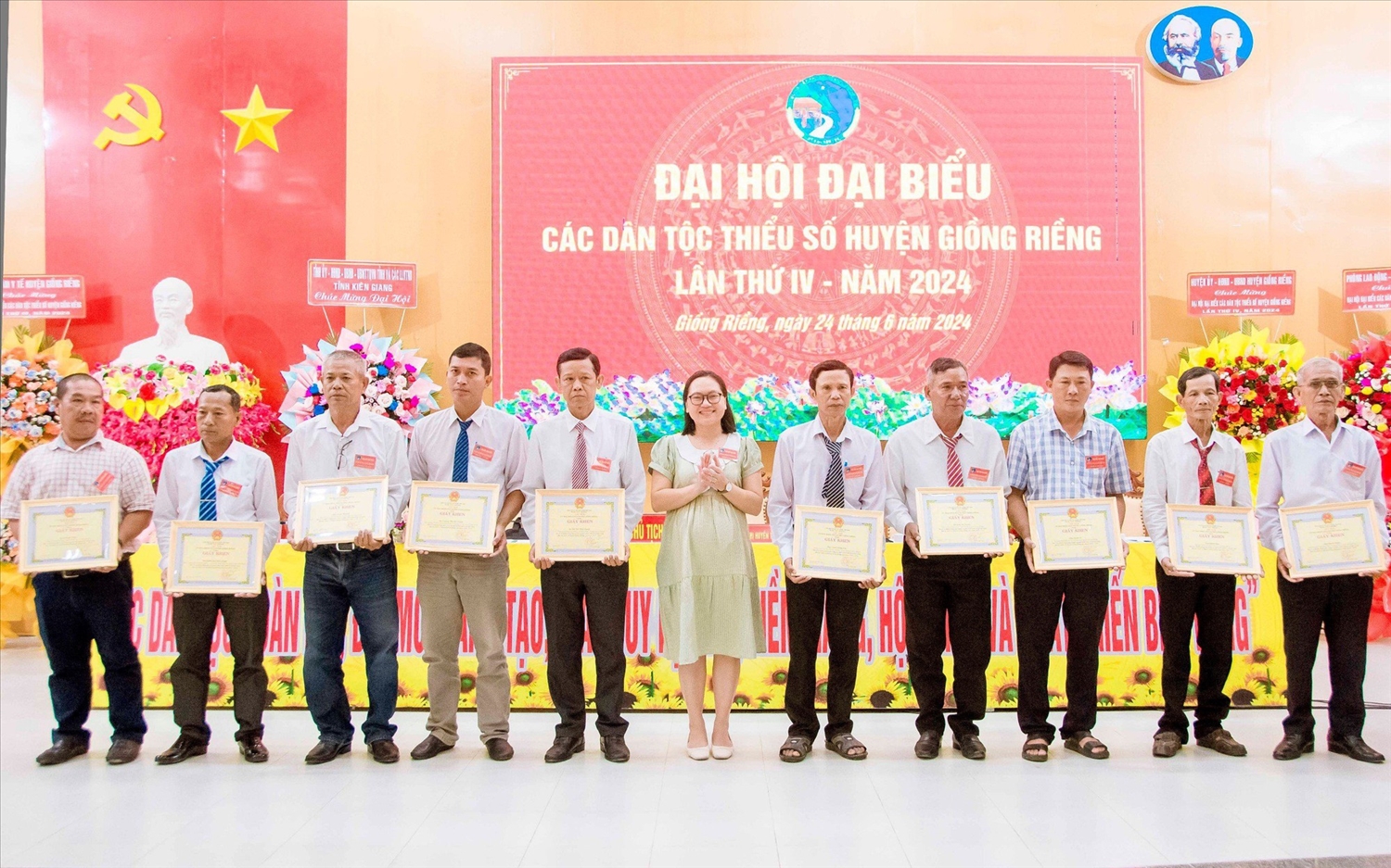 Nhờ phát huy tốt vai trò trong vùng đồng bào DTTS, Người có uy tín huyện Giồng Riềng luôn đi đầu trong có phong trào, nhiều cá nhân đã có thành tích xuất sắc (Trong ảnh: Bà Triệu Thị Huyền Trân, Phó Chủ tịch UBND huyện Giồng Riềng trao Giấy khen của UBND huyện cho các cá nhân tại Đại hội đại biểu các DTTS huyện lần thứ III, năm 2024) Nhờ phát huy tốt vai trò trong vùng đồng bào DTTS, Người có uy tín huyện Giồng Riềng luôn đi đầu trong có phong trào, nhiều cá nhân đã có thành tích xuất sắc (Trong ảnh: Bà Triệu Thị Huyền Trân, Phó Chủ tịch UBND huyện Giồng Riềng trao Giấy khen của UBND huyện cho các cá nhân tại Đại hội đại biểu các DTTS huyện lần thứ III, năm 2024)