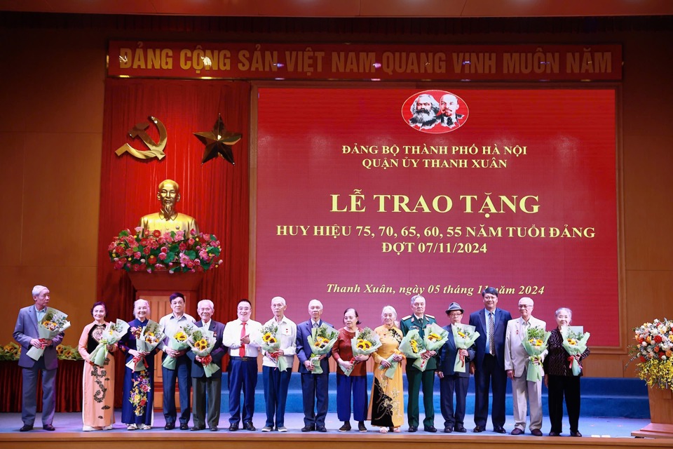 Phó Bí thư Thường trực Quận ủy, Chủ tịch HĐND quận Thanh Xuân Nguyễn Minh Tiến và Chủ tịch Ủy ban MTTQ quận Thanh Xuân Nguyễn Sỹ Đoàn trao Huy hiệu Đảng cho các đảng viên lão thành