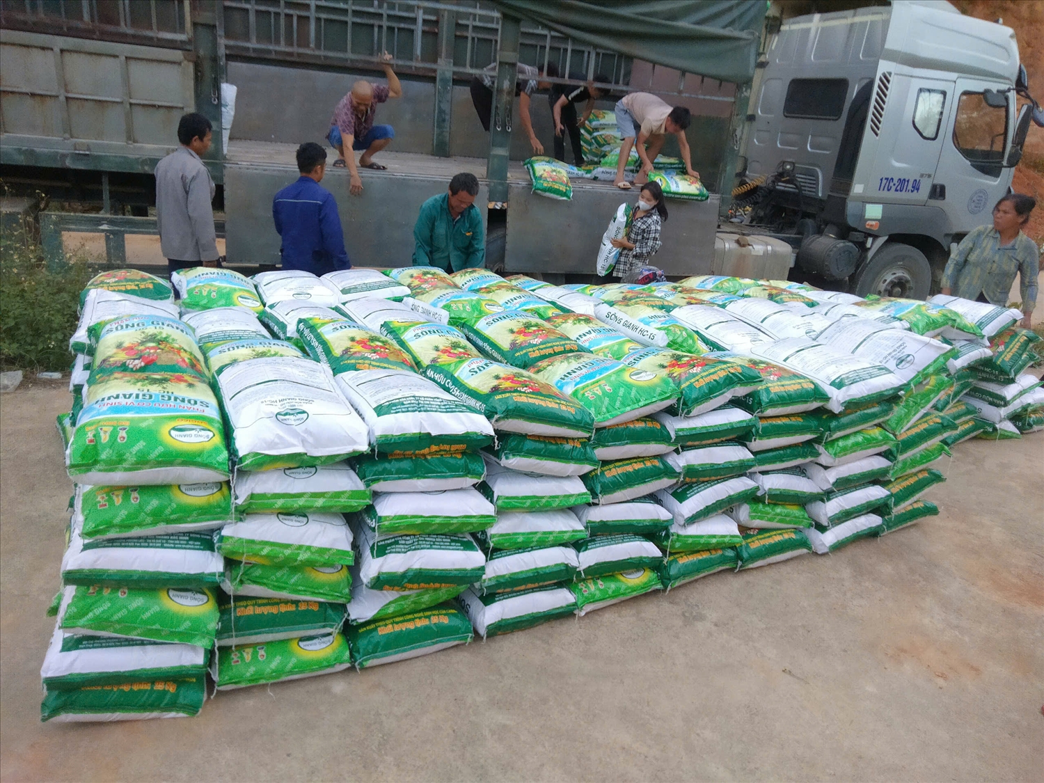 Người dân được hỗ trợ phân bón để phát triển sản xuất Người dân được hỗ trợ phân bón để phát triển sản xuất