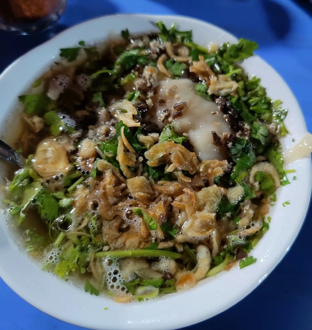 Món ngon mùa đông bổ rẻ: Những quán bánh đúc nóng nổi tiếng Hà Nội và cách thử làm chuẩn vị tại nhà- Ảnh 3. Món ngon mùa đông bổ rẻ: Những quán bánh đúc nóng nổi tiếng Hà Nội và cách thử làm chuẩn vị tại nhà- Ảnh 3.