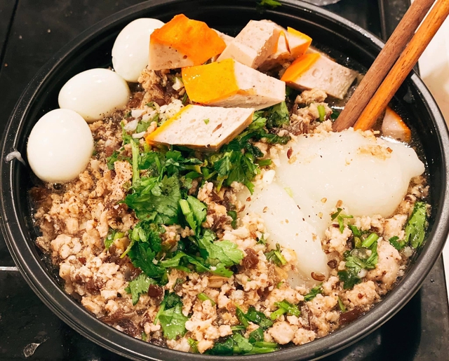 Món ngon mùa đông bổ rẻ: Những quán bánh đúc nóng nổi tiếng Hà Nội và cách thử làm chuẩn vị tại nhà- Ảnh 9. Món ngon mùa đông bổ rẻ: Những quán bánh đúc nóng nổi tiếng Hà Nội và cách thử làm chuẩn vị tại nhà- Ảnh 9.