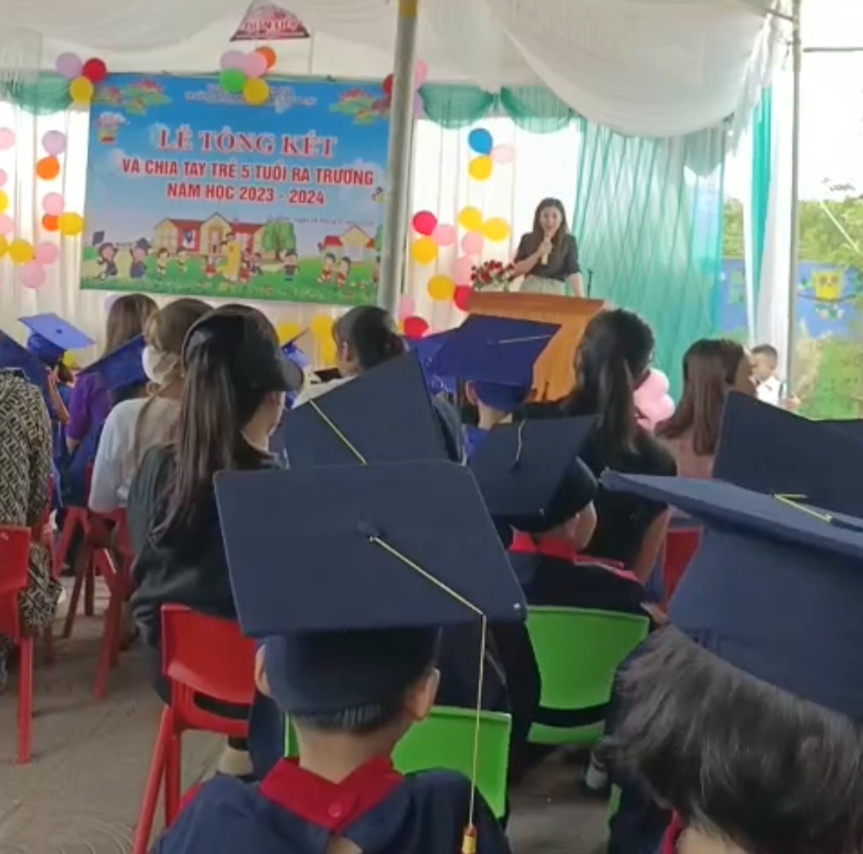 Hiệu trưởng giật micro, ngăn hiệu phó, hội trưởng phụ huynh